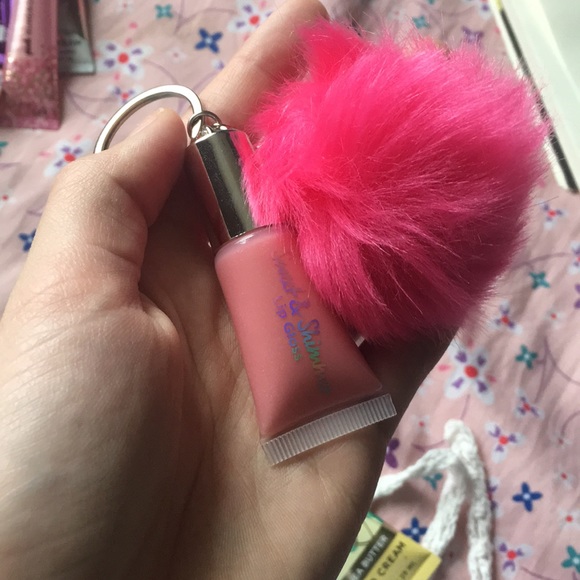 3 Hand creams & 2 shimmer glosses one’s a keychain - Picture 5 of 5